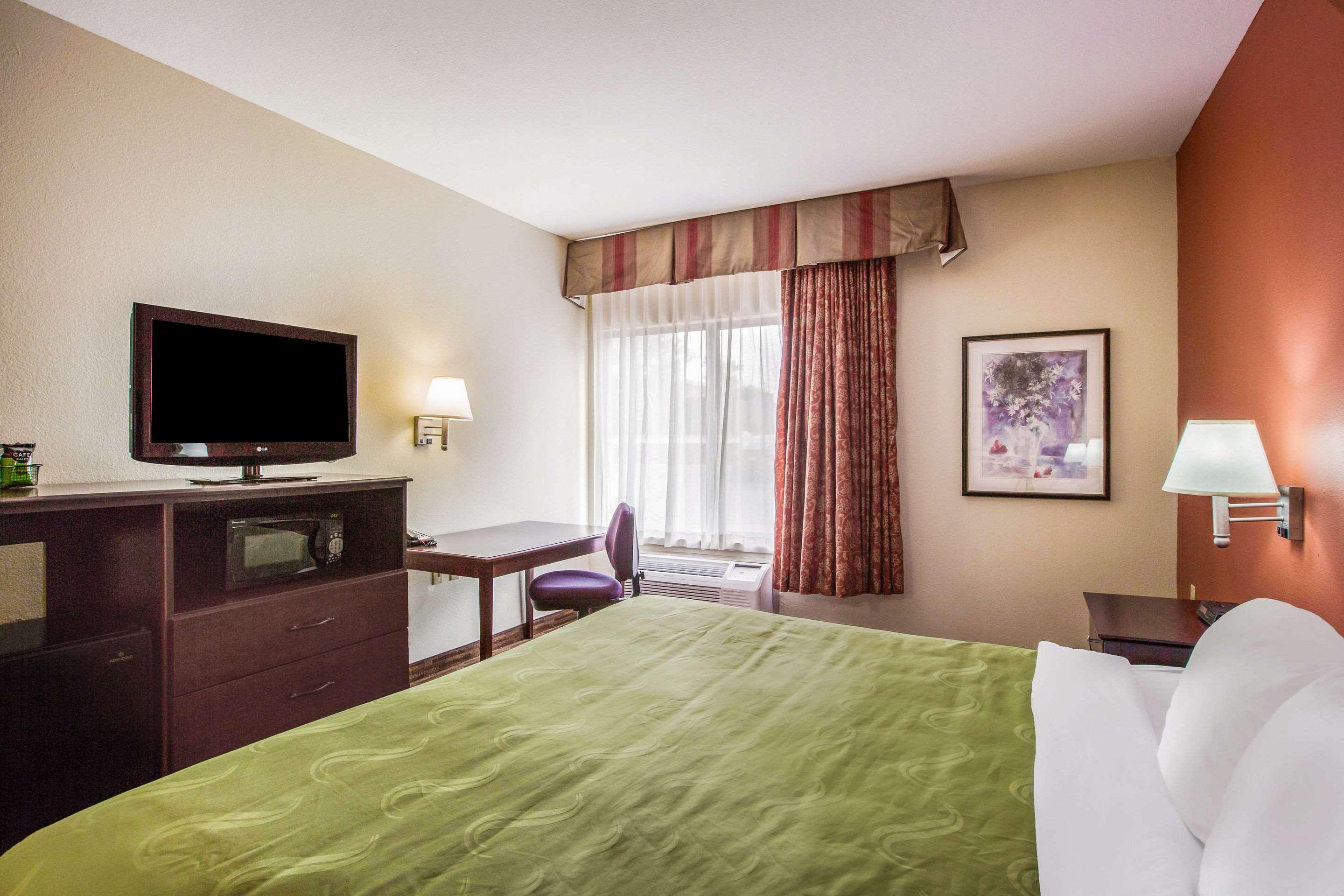 Quality Inn & Suites Lawrence - University Area Exterior foto