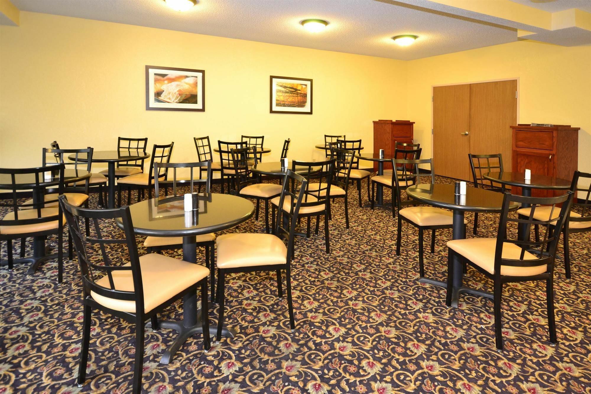 Quality Inn & Suites Lawrence - University Area Exterior foto